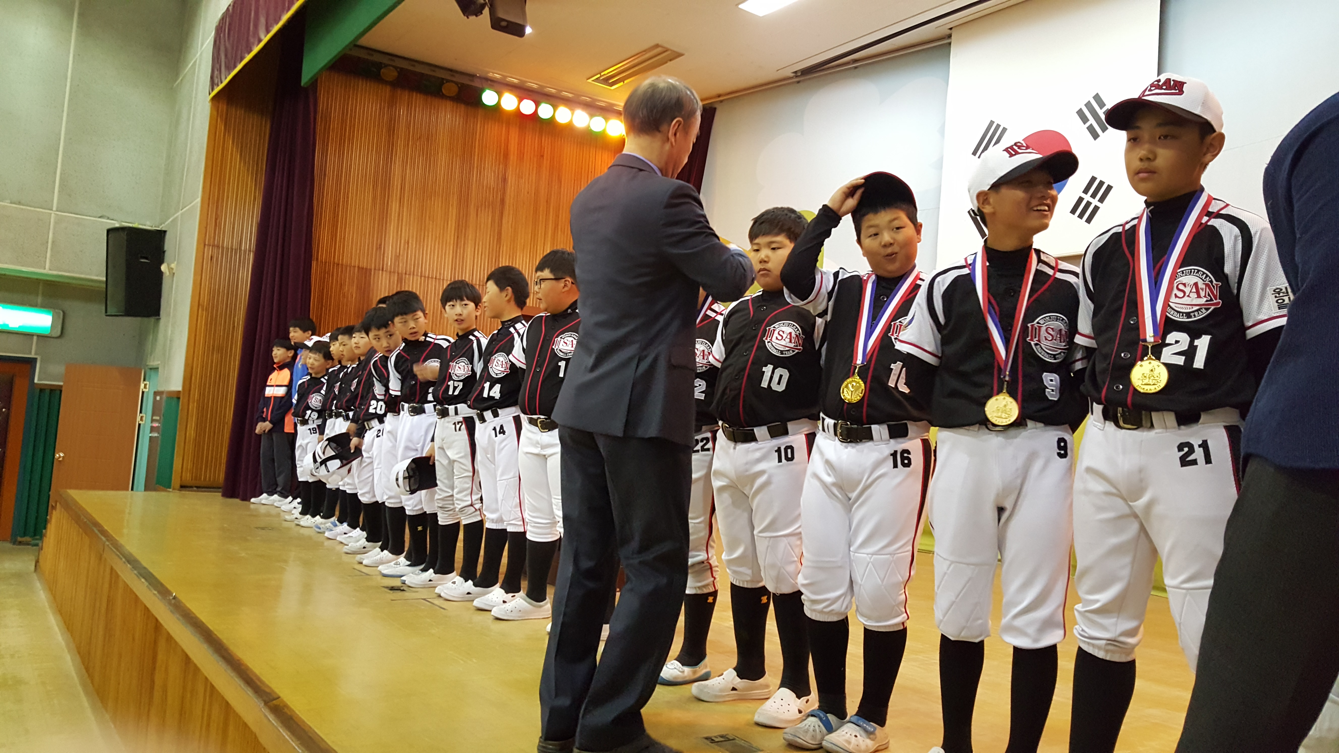 메달 수여식(학교에서) 사진