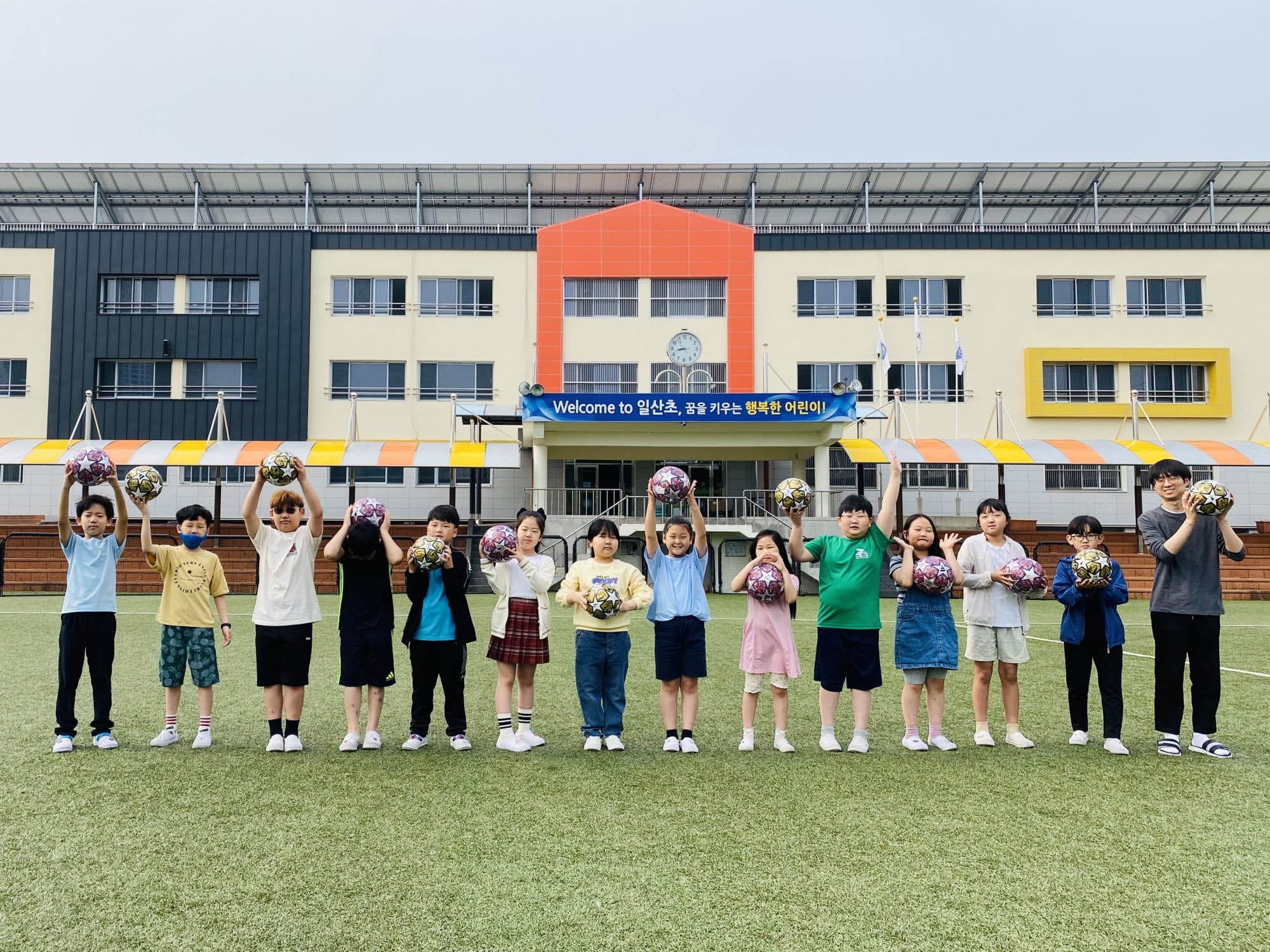 사랑의 축구공 기증 사진